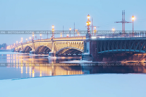 Троицкий мост с подсветкой зимним вечером. Санкт-Петербург (2024 год). Редакционное фото, фотограф Ольга Визави / Фотобанк Лори
