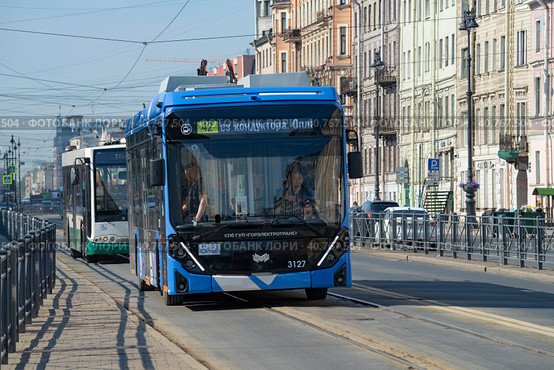 Троллейбус БКМ 32100D «Ольгерд» движется в режиме электробуса по полосе выделенной для общественного транспорта солнечным июньским днем. Лиговский проспект, Санкт-Петербург (2023 год). Редакционное фото, фотограф Виктор Карасев / Фотобанк Лори