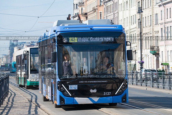 Троллейбус БКМ 32100D «Ольгерд» с повышенным автономным ходом на маршруте солнечным июньским днем. Санкт-Петербург (2023 год). Редакционное фото, фотограф Виктор Карасев / Фотобанк Лори