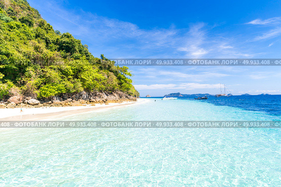 Tropical white sand beach. Tropical white sand beach at snoekel point from speed boat at andaman sea indian ocean Myanmar and Thailand. Стоковое фото, агентство Ingram Publishing / Фотобанк Лори