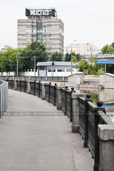 Тротуар Золоторожской набережной на Яузе. Здание ОАО "Мосгаз", Мрузовский пер., 11 строение 1 (2010 год). Редакционное фото, фотограф Алёшина Оксана / Фотобанк Лори