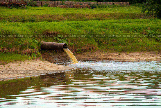 Труба водосток. Стоковое фото, фотограф Владимир Абраменко / Фотобанк Лори