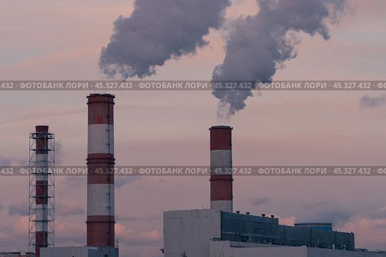 Трубы одной из Московских ТЭЦ морозным вечером (2019 год). Стоковое фото, фотограф YuryKara / Фотобанк Лори