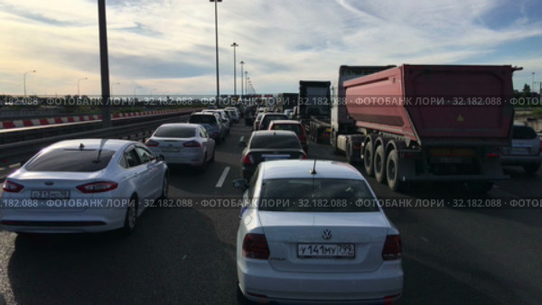 Trucks and passenger cars stand in jam on ring road and drivers come out from car. Blocking of a road for the president`s cortege driving to the Pulkovo airport. St. Petersburg (2019 год). Редакционное видео, видеограф Кекяляйнен Андрей / Фотобанк Лори