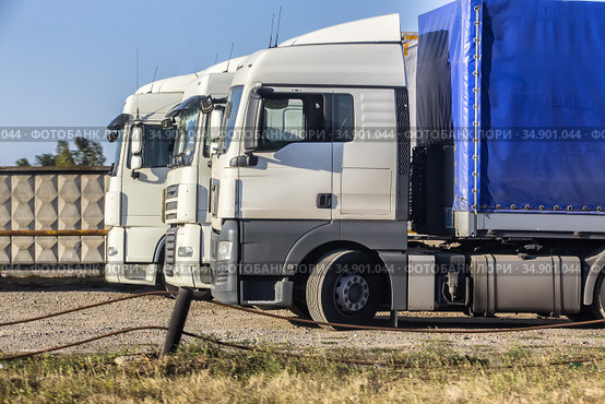 Trucks in the parking lot. Стоковое фото, фотограф Юрий Бизгаймер / Фотобанк Лори