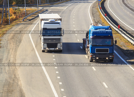 Trucks moving on a country road. Стоковое фото, фотограф Юрий Бизгаймер / Фотобанк Лори