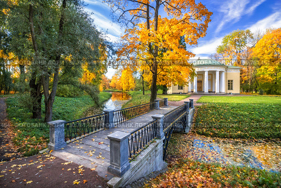 Царское Село. Павильон "Концертный зал" и мост. Pavilion Concert Hall  in Tsarskoe Selo (2013 год). Редакционное фото, фотограф Baturina Yuliya / Фотобанк Лори
