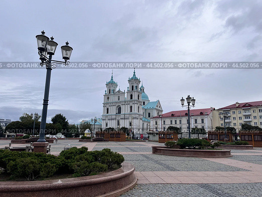 Центр Гродно,Советская площадь,вид на костёл св.Франтишка Ксаверия. (2023 год). Редакционное фото, фотограф Александра Новгородова / Фотобанк Лори