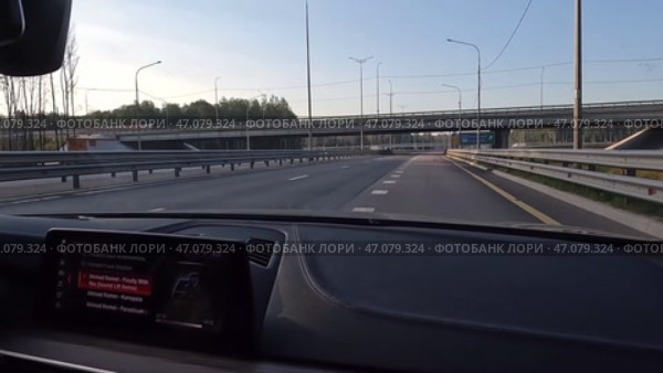 Центральная кольцевая автодорога вокруг Москвы. Поворот на Казань. Вид из салона автомобиля. Central ring road around Moscow. Turn to Kazan. View from inside the car. Стоковое видео, видеограф Горшков Александр / Фотобанк Лори