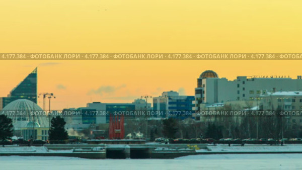 Центральная набережная города Екатеринбурга. Таймлапс. Движение камеры от башни к храму. Крупный план (2012 год). Редакционное видео, видеограф Никита Майков / Фотобанк Лори