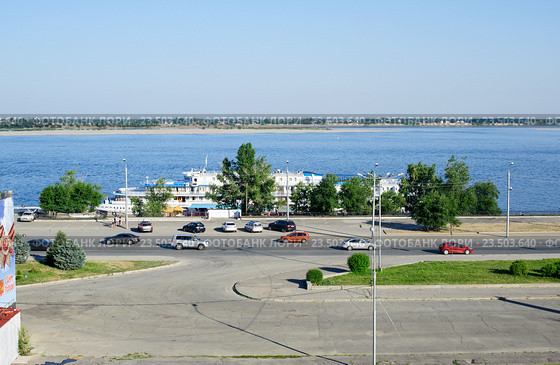 Центральная набережная в городе Волгограде, Россия (2016 год). Редакционное фото, фотограф Татьяна Кахилл / Фотобанк Лори