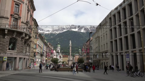 Центральная улица города Инсбрук с видом на снежные горы. Австрия. Май. The central street of Innsbruck with a view of the snowy mountains. Austria. May. Редакционное видео, видеограф Горшков Александр / Фотобанк Лори