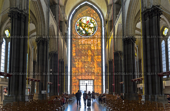 Центральный неф базилики Нотр-Дам-де-ла-Трей (Basilique-cathédrale Notre-Dame-de-la-Treille de Lille). Лилль, Франция (2018 год). Редакционное фото, фотограф Сергей Рыбин / Фотобанк Лори