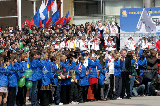 Церемония прибытия Олимпийского флага в Сочи (2010 год). Редакционное фото, фотограф Михаил Борсов / Фотобанк Лори