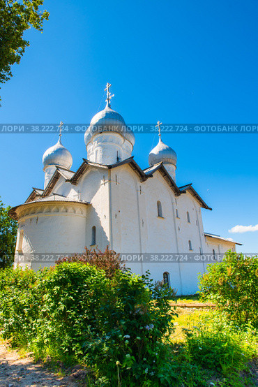 Церковь Бориса и Глеба в Плотниках (Борисоглебская церковь). Летний солнечный день. Великий Новгород. Россия (2022 год). Редакционное фото, фотограф E. O. / Фотобанк Лори