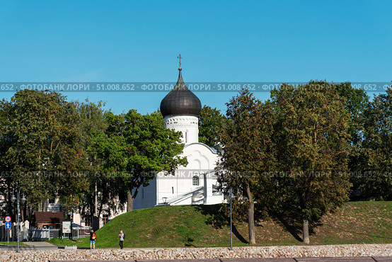 Церковь Георгия Победоносца со Взвоза. Псков (2019 год). Редакционное фото, фотограф Александр Щепин / Фотобанк Лори