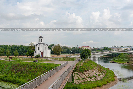 Церковь Михаила Тверского. Остров Памяти, река Тьмаку. Тверь (2022 год). Редакционное фото, фотограф Александр Щепин / Фотобанк Лори