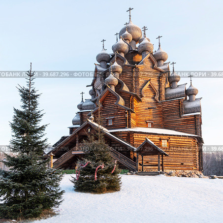 Церковь Покрова Пресвятой Богородицы в усадьбе Богословка. Ленинградская область (2021 год). Редакционное фото, фотограф Александр Щепин / Фотобанк Лори