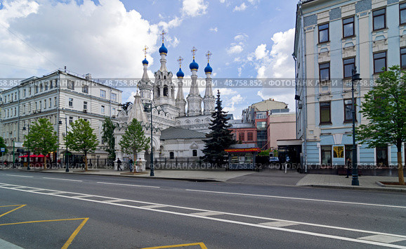Церковь Рождества Богородицы в Путинках. Улица Малая Дмитровка, 2, строение 2,  Москва, Россия, солнечный день в мае. Редакционное фото, фотограф Сергей Рыбин / Фотобанк Лори