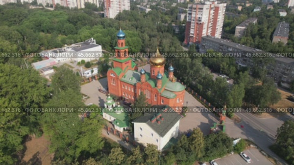 Церковь Серафима Саровского в Екатеринбурге - аэросъемка 2022 года. Стоковое видео, видеограф Владислав Самошкин / Фотобанк Лори