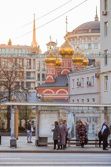 Церковь Святого Николая Чудотворца в лучах заходящего солнца. Москва, 1-й Смоленский переулок, 20 Православный храм в центре Москвы, в районе Арбат. Россия, Москва 2023. Редакционное фото, фотограф Photojuli / Фотобанк Лори