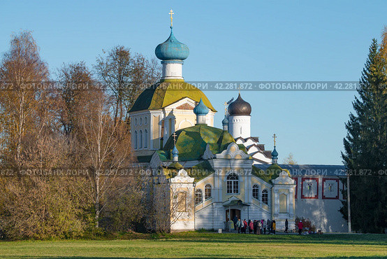 Церковь Тихвинской иконы Божией Матери (Церковь на крылечке) солнечным октябрьским днем. Тихвинский Успенский монастырь. Ленинградская область (2023 год). Редакционное фото, фотограф Виктор Карасев / Фотобанк Лори