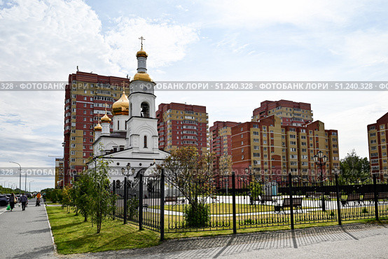 Церковь в честь Вознесения Господня и городской сквер. Проспект Менделеева. Город Тобольск. Тюменская область. Стоковое фото, фотограф Александр Тараканов / Фотобанк Лори
