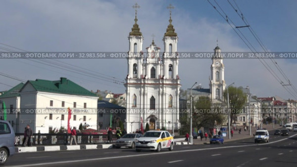 Церковь Воскресения Христова в городском пейзаже солнечным майским днем. Витебск, Белоруссия (2019 год). Редакционное видео, видеограф Виктор Карасев / Фотобанк Лори