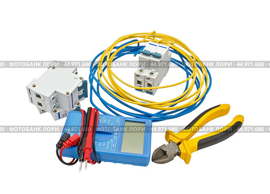 Цифровой мультиметр и автоматический электрический выключатель. Digital multimeter and circuit breakers with wires. Стоковое фото, фотограф Татьяна Д / Фотобанк Лори