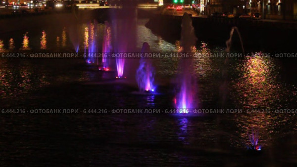Цветные световые фонтаны ночью на Водоотводном канале в Москве (2014 год). Редакционное видео, видеограф Сергей Соболев / Фотобанк Лори
