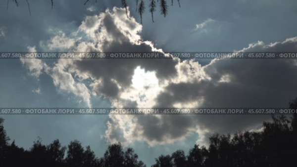 Туча на небе закрыла солнце. A cloud in the sky covered the sun. Стоковое видео, видеограф Горшков Александр / Фотобанк Лори