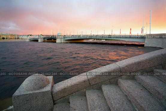 Tuchkov bridge on a summer evening at sunset. Saint-Petersburg. (2018 год). Стоковое фото, фотограф Алексей Маринченко / Фотобанк Лори