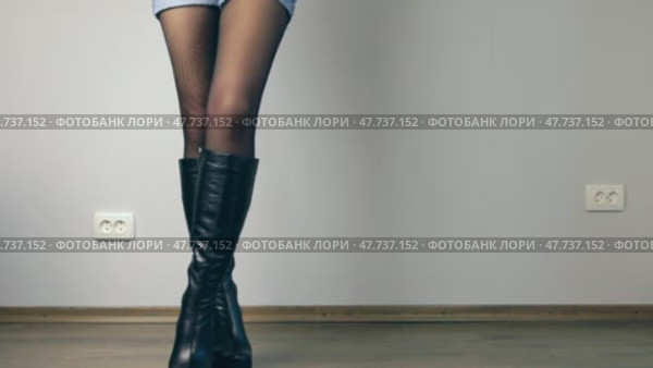 Туфли на высоком каблуке и стройные ножки, где есть место для вашего текста. Стоковое видео, видеограф Александр Собко / Фотобанк Лори