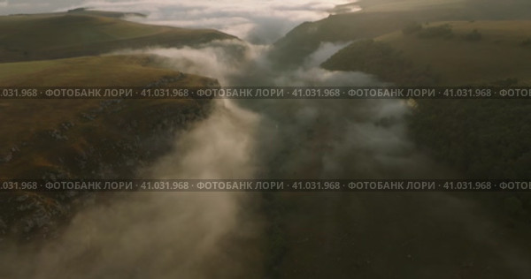 Туман в ущелье на рассвете. Минеральные Воды. Видео с дрона. (2023 год). Редакционное видео, видеограф Александр Иванов / Фотобанк Лори