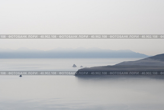 Туманный морской пейзаж. Вид на мыс и скалы в море. Залив Гертнера, Охотское море, Магаданская область, Дальний Восток России. Стоковое фото, фотограф Андрей Степанов / Фотобанк Лори