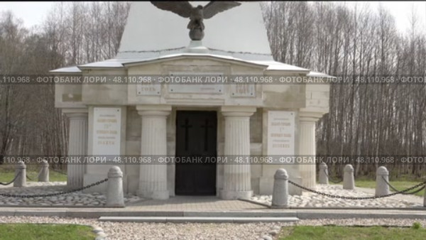 Турист стоит у часовни на Бородинском поле. Май. A tourist stands at the chapel on Borodino Field. May. Редакционное видео, видеограф Горшков Александр / Фотобанк Лори