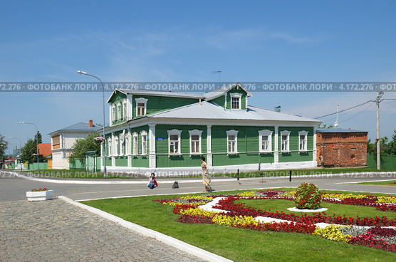 Туристы фотографируются около домика Куприна в Коломне (2012 год). Стоковое фото, фотограф Елена Коромыслова / Фотобанк Лори