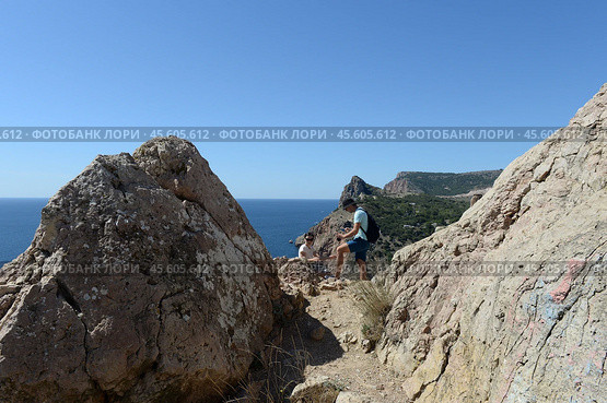 Туристы на горе Кастрон, Балаклава, Крым, Россия (2021 год). Редакционное фото, фотограф Free Wind / Фотобанк Лори