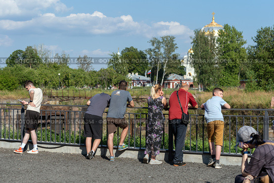 Туристы на смотровой площадке экскурсионного маршрута Петровского дока. Морской Никольский собор на заднем плане. Город Кронштадт. Санкт-Петербург. Редакционное фото, фотограф Румянцева Наталия / Фотобанк Лори