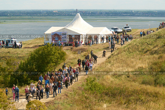 Туристы возвращаются из палатки Тартар (2012 год). Редакционное фото, фотограф Сергей Федулов / Фотобанк Лори