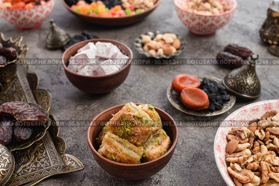 turkish dessert baklava with pistachio nuts ramadan. Стоковое фото, агентство Ingram Publishing / Фотобанк Лори
