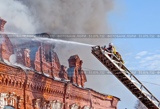 Тушение пожара бывшей лыжной базы в Стерлитамаке 2012 год. Редакционное фото, фотограф Андреева Тамара Викторовна / Фотобанк Лори