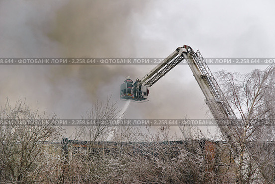 Тушение пожара с пожарного автоподъемника (2010 год). Стоковое фото, фотограф Алёшина Оксана / Фотобанк Лори