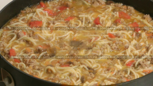 Тушеные овощи с мясным фаршем и макаронами. Стоковое видео, видеограф Андрей Некрасов / Фотобанк Лори