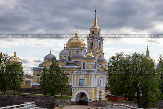 Тверская область. Осташков. Монастырь Нило-Столобенская (Нилова) пустынь. Классический вид (2023 год). Редакционное фото, фотограф Литвяк Игорь / Фотобанк Лори