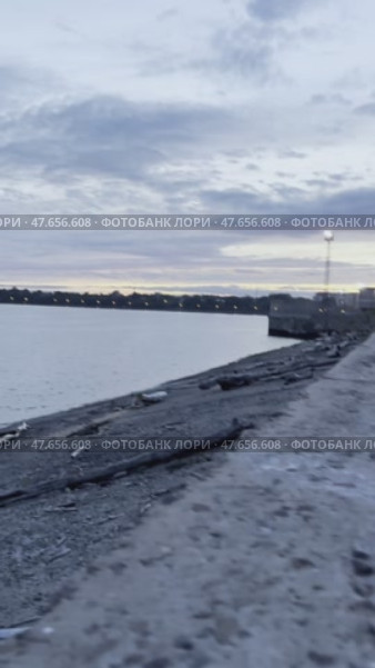 Twilight journey: urban roadway meets serene lakeside at dusk. Стоковое видео, видеограф Бакина Александра / Фотобанк Лори