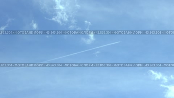 Two Airplanes Flying Parallel Over City with Blue Sky. Стоковое видео, видеограф Поскребышев Михаил / Фотобанк Лори