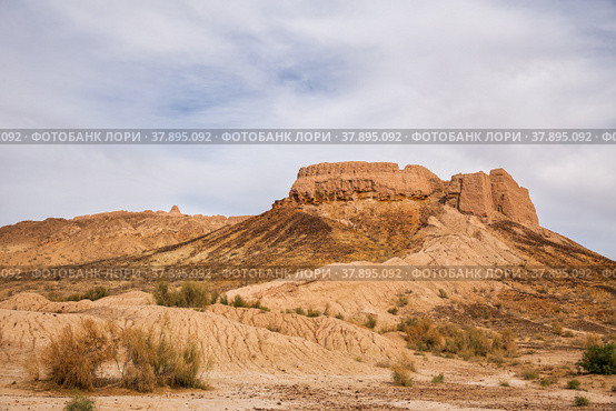 Two ancient fortresses Ayaz Kala in the Kyzylkum desert on the territory of modern Uzbekistan (2016 год). Стоковое фото, фотограф Юлия Бабкина / Фотобанк Лори