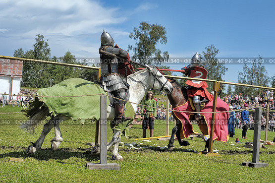 Two knights fight on spears at the festival of historical reconstruction "Russian Fortress" (2014 год). Редакционное фото, фотограф Анна Кривицкая / Фотобанк Лори