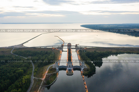 Two-line sluice near the town of Gorodets on the Gorky Reservoir, a transport artery on the Volga River near Nizhny Novgorod. Редакционное фото, фотограф Mikhail Starodubov / Фотобанк Лори